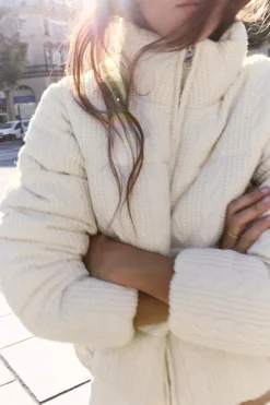 ZARA Sobretudos / Anoraques^ANORAQUE ACOLCHOADO DE PONTO Cru