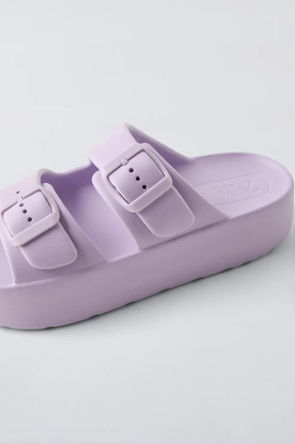 BABUCHAS DE BANHO COM FIVELAS VOLUME-ZARA Hot