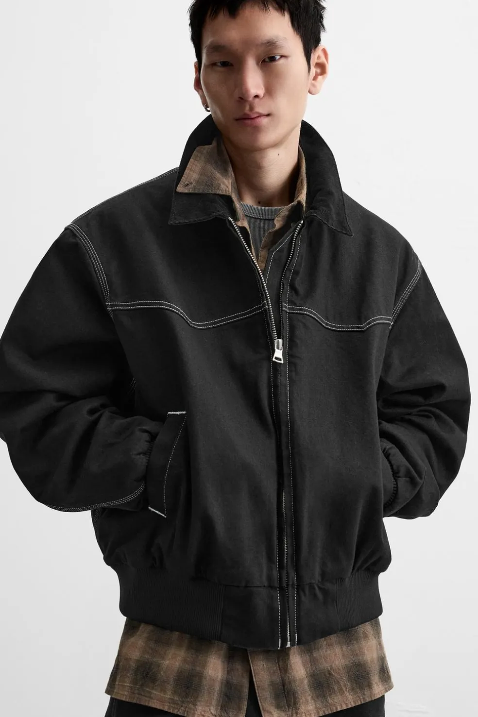 ZARA Blusões^BLUSÃO BOMBER PESPONTOS EM CONTRASTE Preto