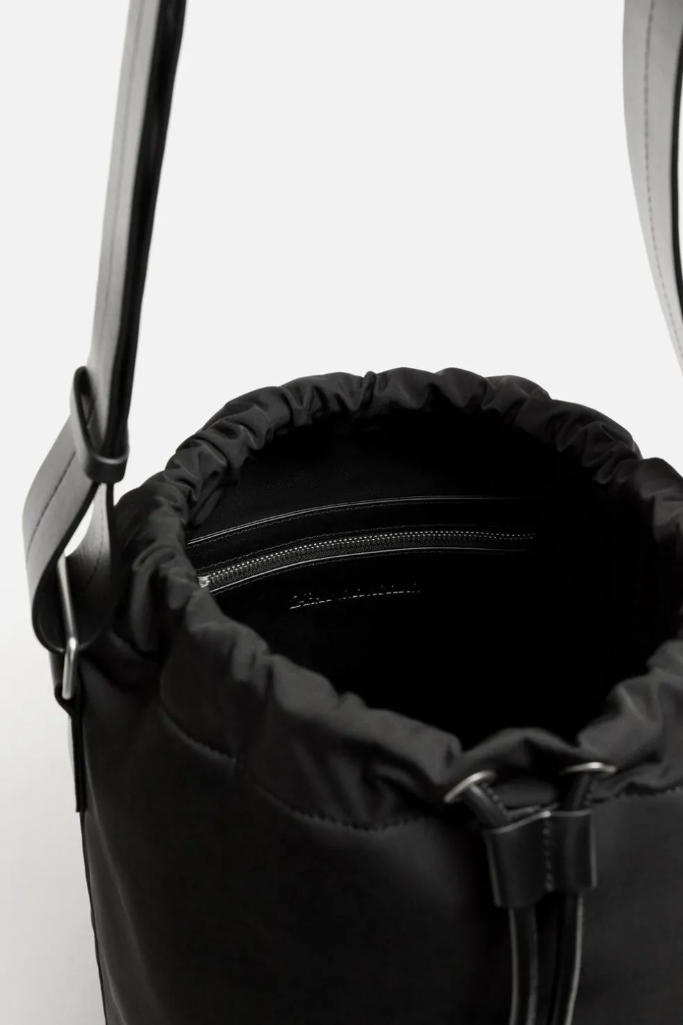 ZARA Malas / Mochilas^BOLSA BALDE X NANUSHKA Preto