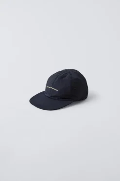 BONÉ REVERSÍVEL DE NYLON AOS QUADRADOS-ZARA New