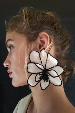 ZARA Acessórios / Bijuteria^BRINCOS FLOR Cru