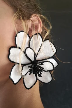 ZARA Acessórios / Bijuteria^BRINCOS FLOR Cru