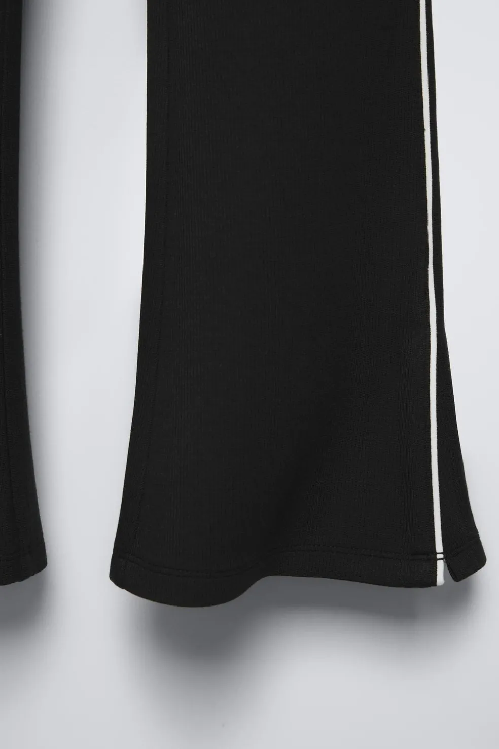 CALÇAS À BOCA DE SINO COM MODAL E FAIXA LATERAL-ZARA New