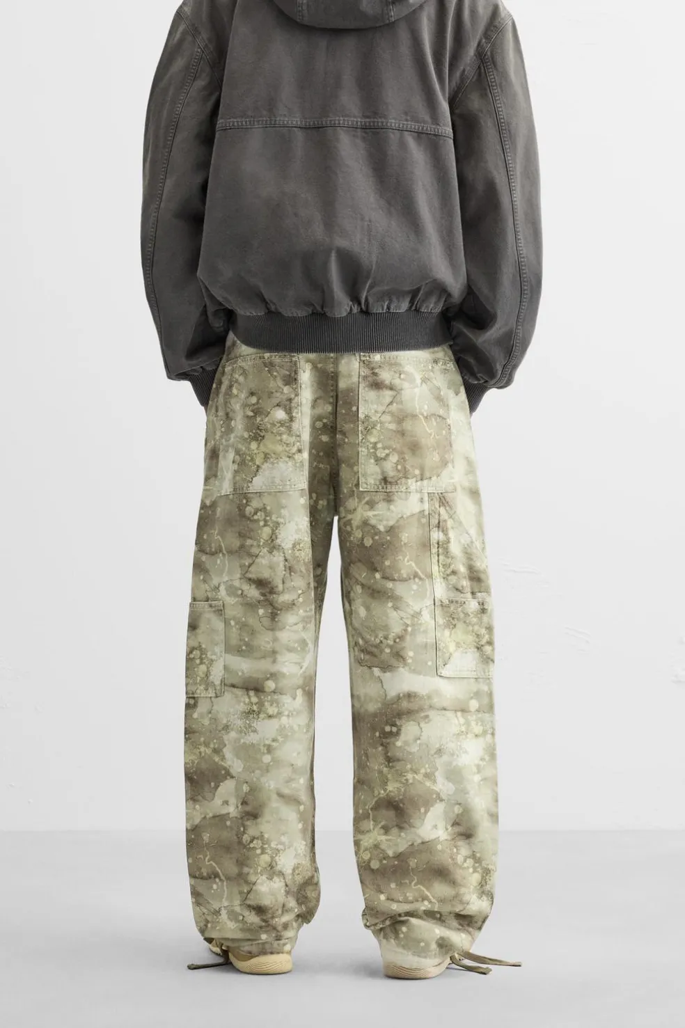 ZARA Calças^CALÇAS CARPINTERO COM ESTAMPADO ABSTRATO Caqui-claro
