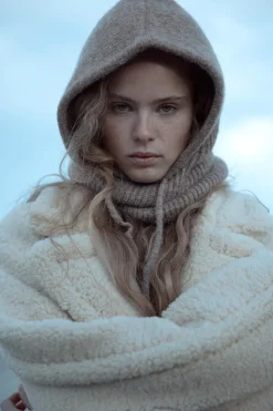 ZARA Winter Layersnew|Acessórios / Bijuteria^CAPUZ CANELADO COM CORDÃO Castanho / Toupeira