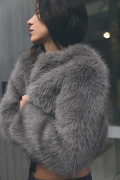 ZARA Sobretudos / Anoraques^CASACO CURTO COM EFEITO DE PELO SINTÉTICO Cinzento