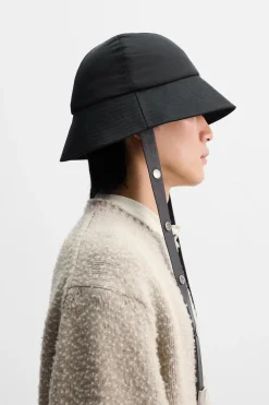ZARA Acessórios^CHAPÉU BUCKET TÉCNICO X NANUSHKA Preto