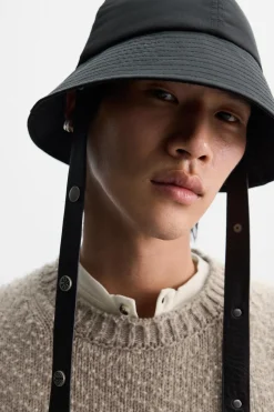 ZARA Acessórios^CHAPÉU BUCKET TÉCNICO X NANUSHKA Preto
