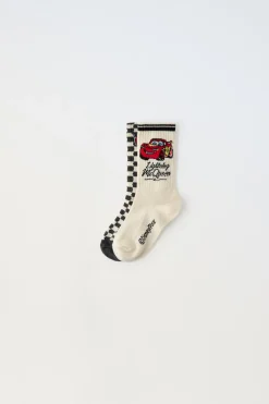 CONJUNTO DE DUAS MEIAS COMPRIDAS CARROS FAÍSCA MCQUEEN © DISNEY-ZARA Outlet
