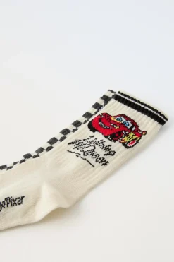 CONJUNTO DE DUAS MEIAS COMPRIDAS CARROS FAÍSCA MCQUEEN © DISNEY-ZARA Outlet