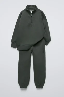 CONJUNTO DE SWEAT E JOGGERS COM TEXTO EM RELEVO-ZARA New