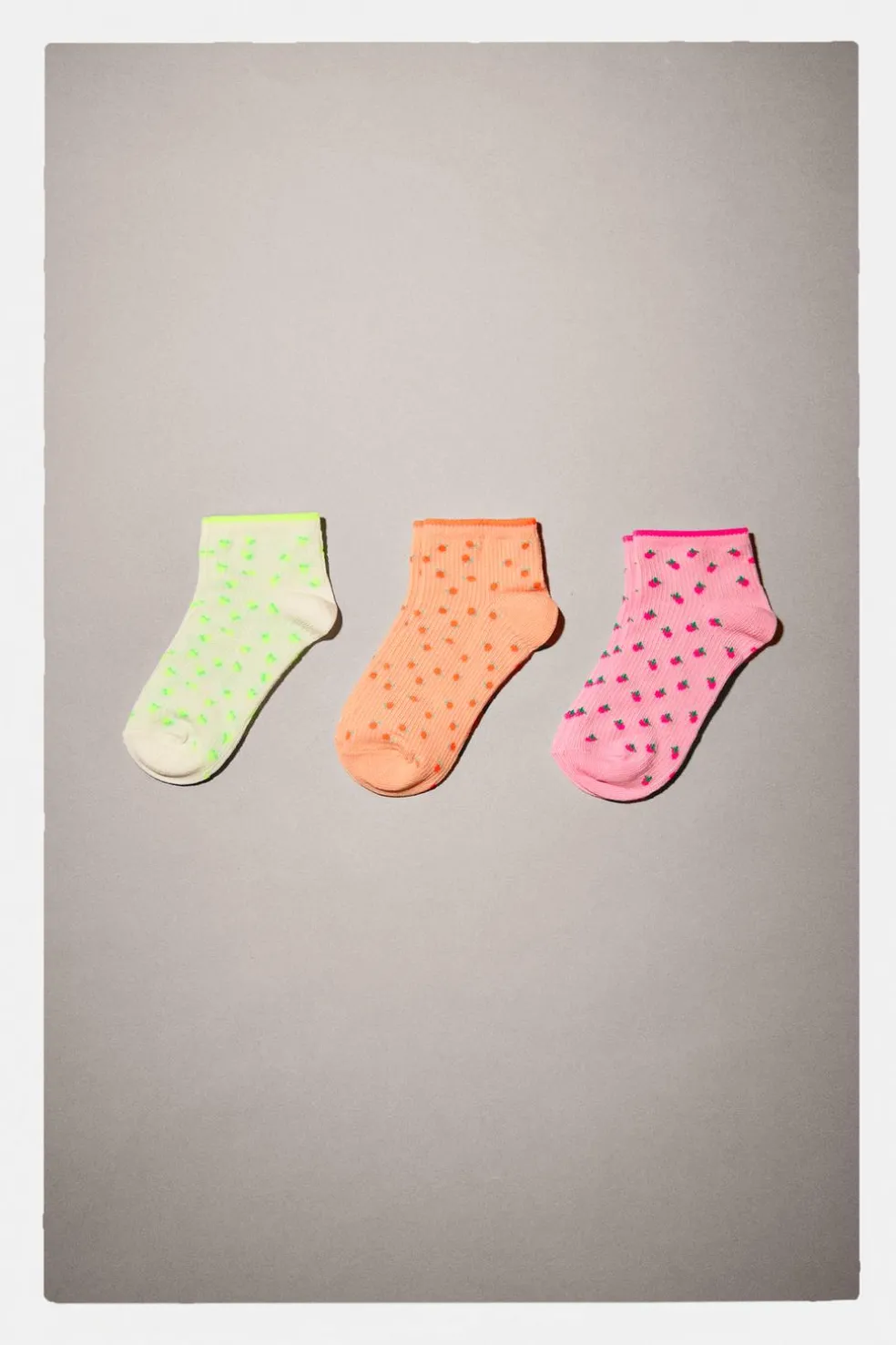 CONJUNTO DE TRÊS MEIAS CURTAS PEQUENOS FRUTOS-ZARA Outlet