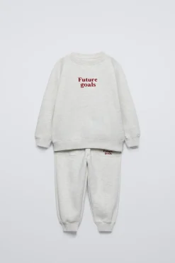 CONJUNTO JOGGING DE SWEATSHIRT E CALÇAS COM MENSAGEM FLOCKED-ZARA Online