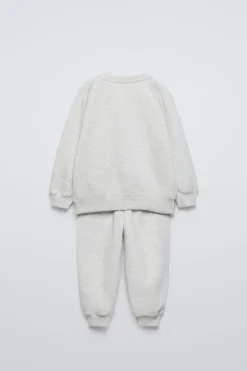 CONJUNTO JOGGING DE SWEATSHIRT E CALÇAS COM MENSAGEM FLOCKED-ZARA Online
