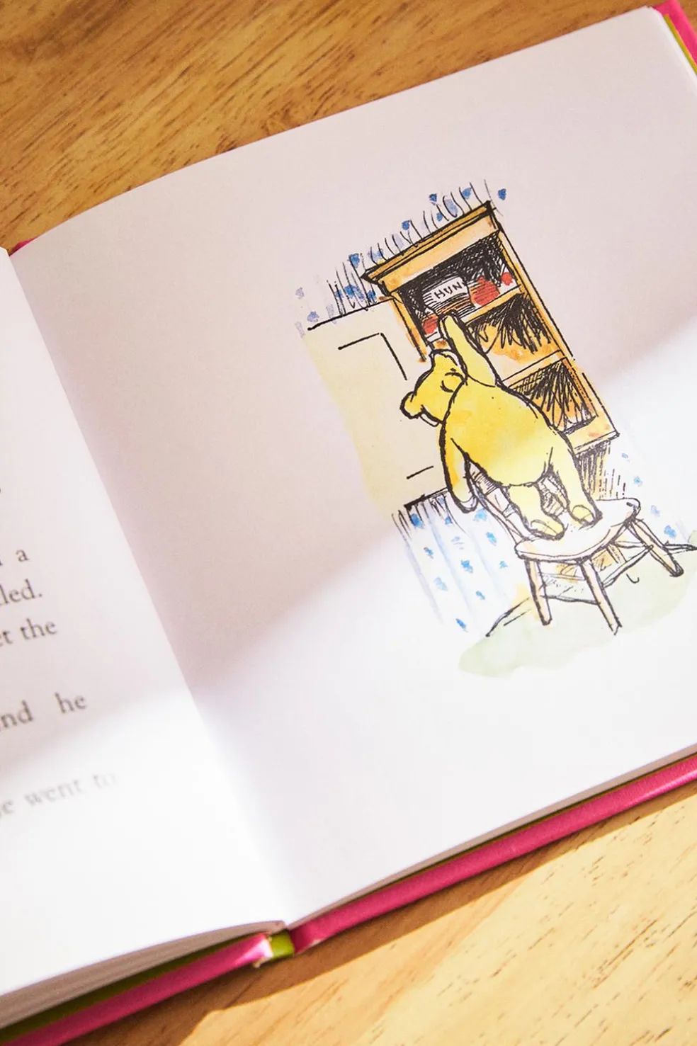 LIVRO INFANTIL WINNIE THE POOH: 'PIGLET MEETS A HEFFALUMP'-ZARA Sale