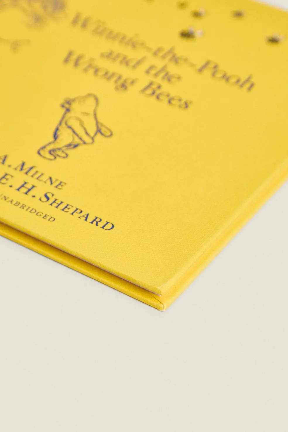 LIVRO INFANTIL 'WINNIE THE POOH AND THE WRONG BEES'-ZARA Hot