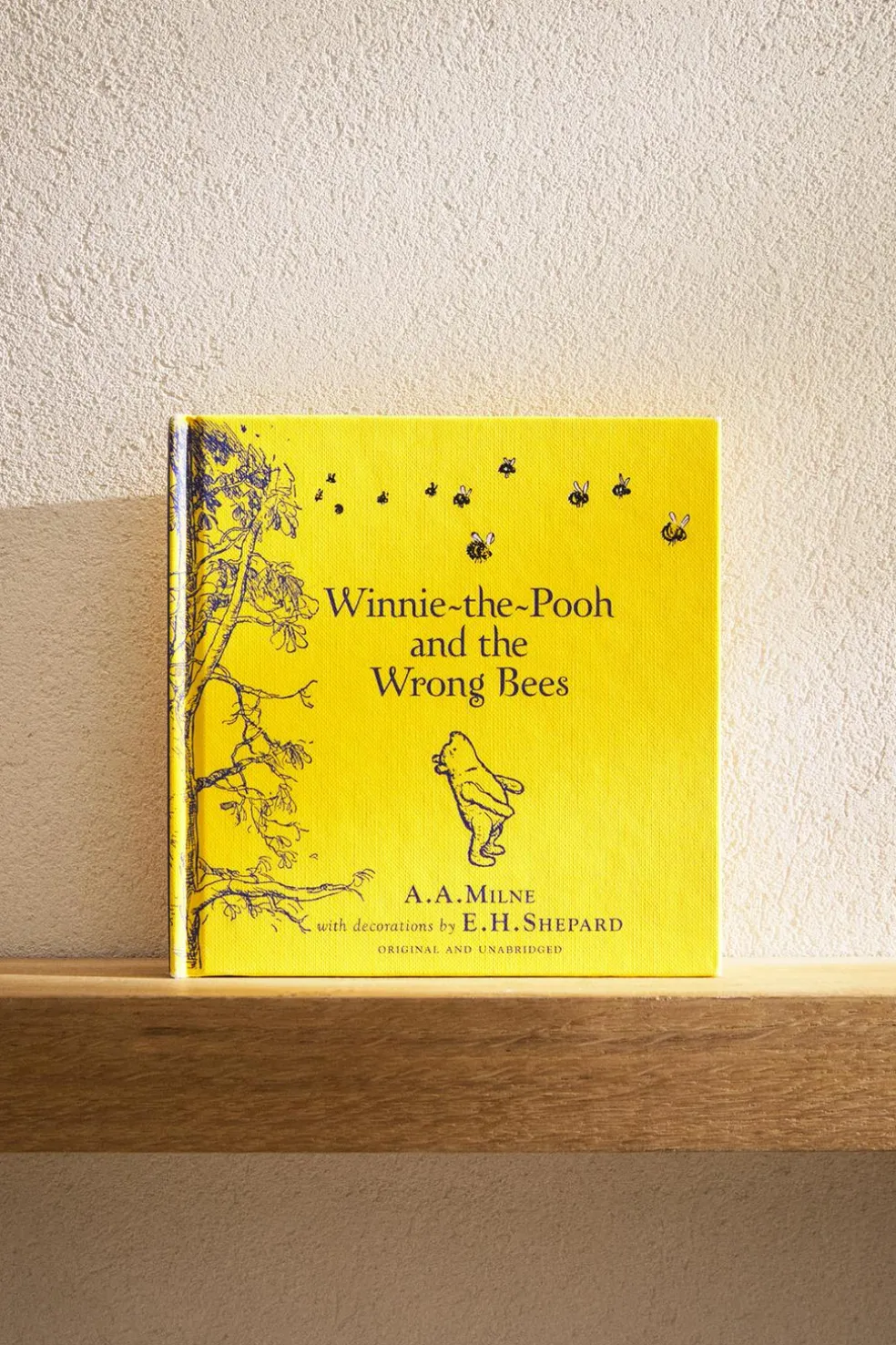 LIVRO INFANTIL 'WINNIE THE POOH AND THE WRONG BEES'-ZARA Hot