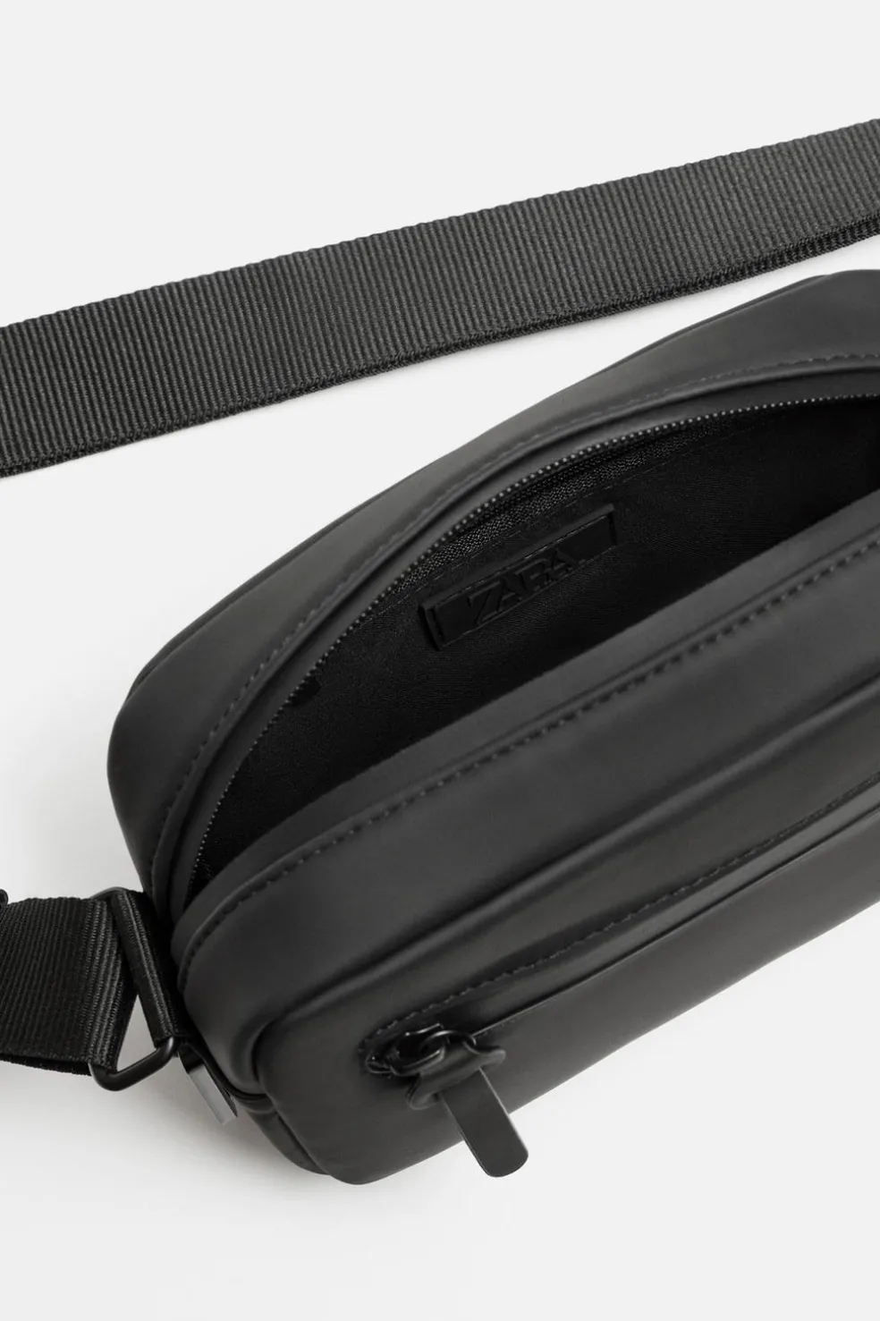 ZARA Vestuário De Inverno|Malas / Mochilas^MALA A TIRACOLO EFEITO DE CAUCHO Preto