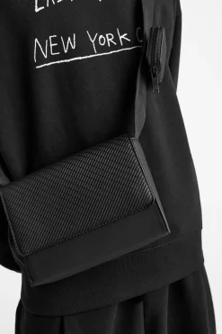 ZARA Vestuário De Inverno|Malas / Mochilas^MALA A TIRACOLO EFEITO DE CAUCHO COM TEXTURA Preto