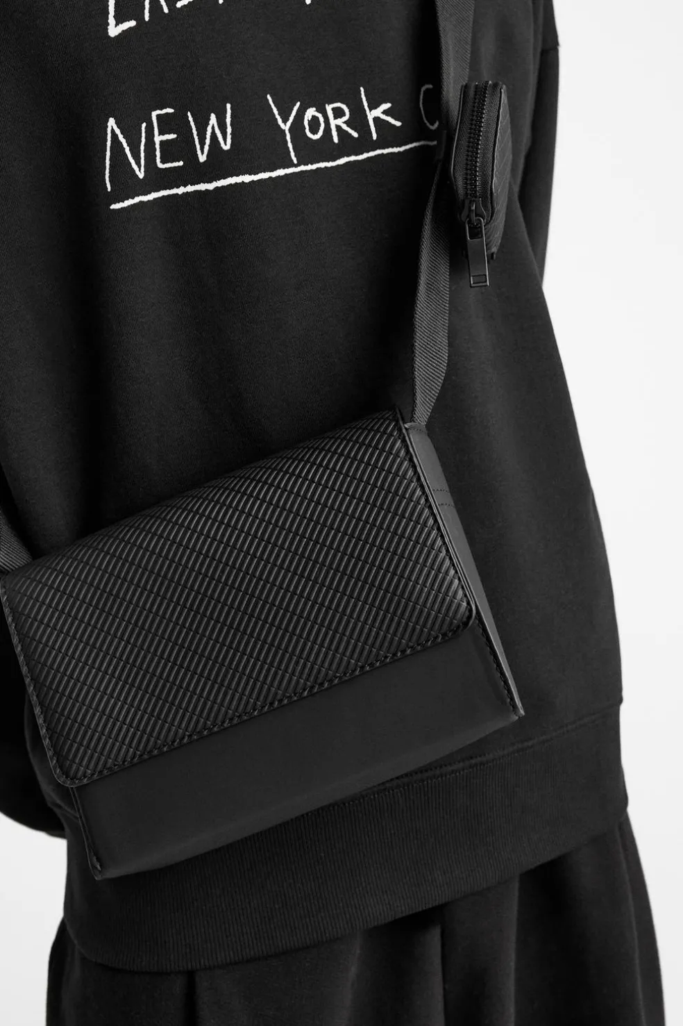 ZARA Vestuário De Inverno|Malas / Mochilas^MALA A TIRACOLO EFEITO DE CAUCHO COM TEXTURA Preto