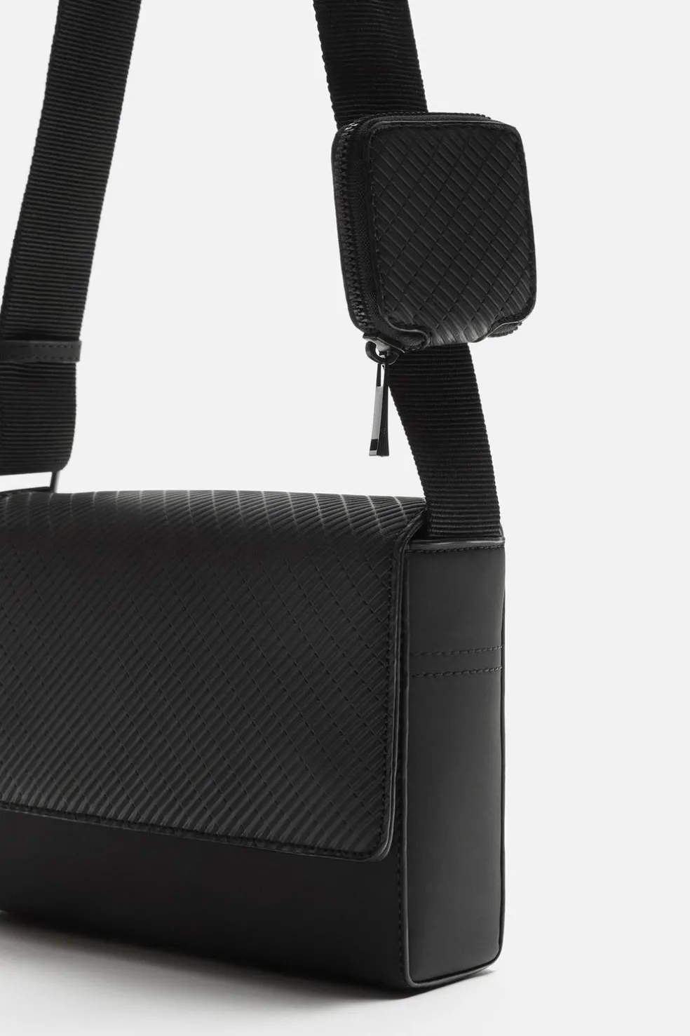 ZARA Vestuário De Inverno|Malas / Mochilas^MALA A TIRACOLO EFEITO DE CAUCHO COM TEXTURA Preto