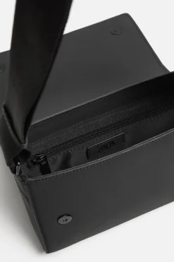 ZARA Vestuário De Inverno|Malas / Mochilas^MALA A TIRACOLO EFEITO DE CAUCHO COM TEXTURA Preto