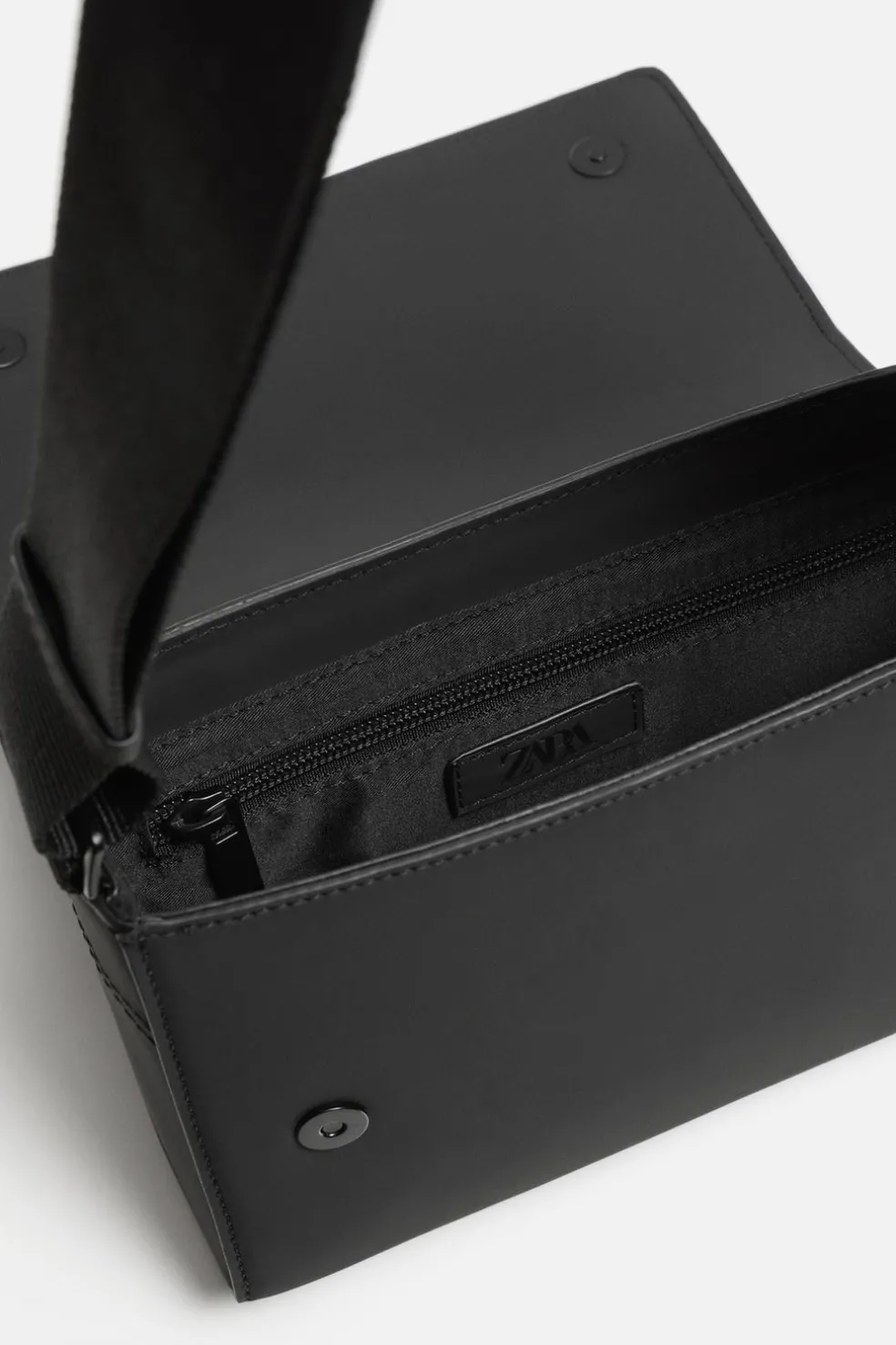 ZARA Vestuário De Inverno|Malas / Mochilas^MALA A TIRACOLO EFEITO DE CAUCHO COM TEXTURA Preto