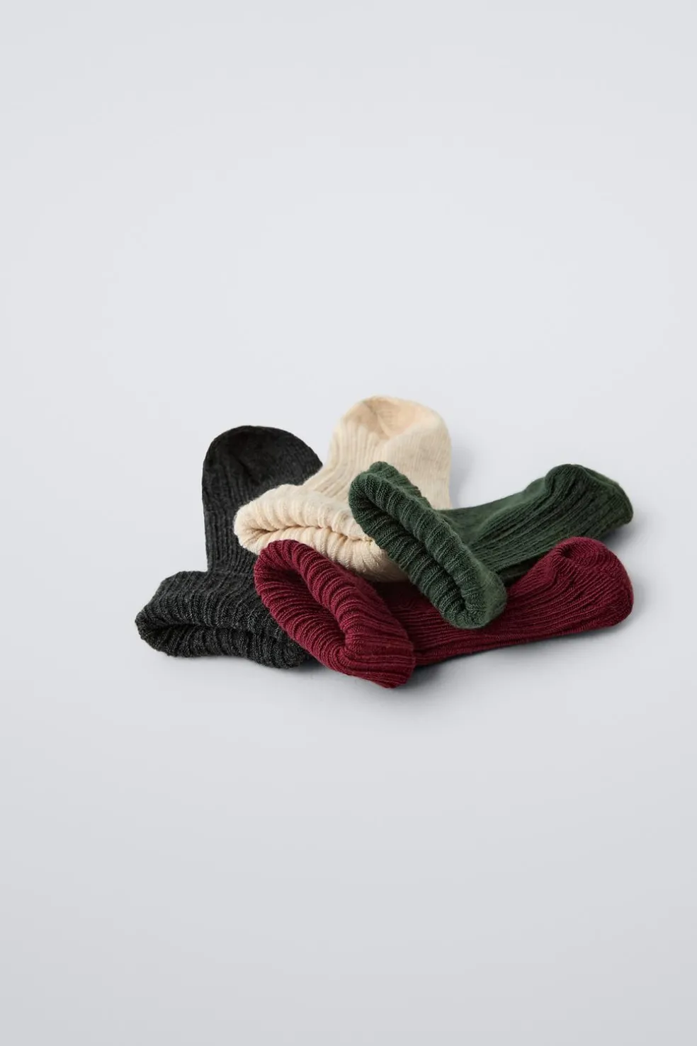 PACK DE QUATRO PARES DE MEIAS CORES-ZARA Outlet