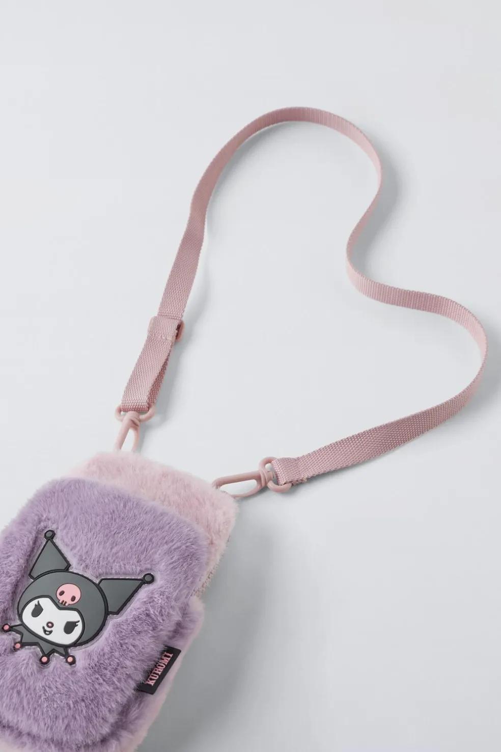 PORTA-TELEMÓVEL COM PELO KUROMI © SANRIO-ZARA Shop