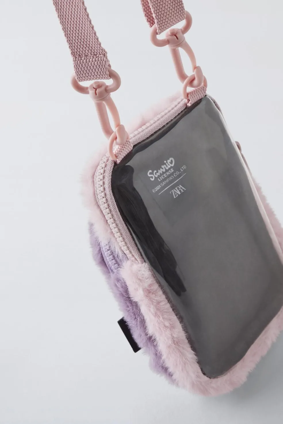 PORTA-TELEMÓVEL COM PELO KUROMI © SANRIO-ZARA Shop