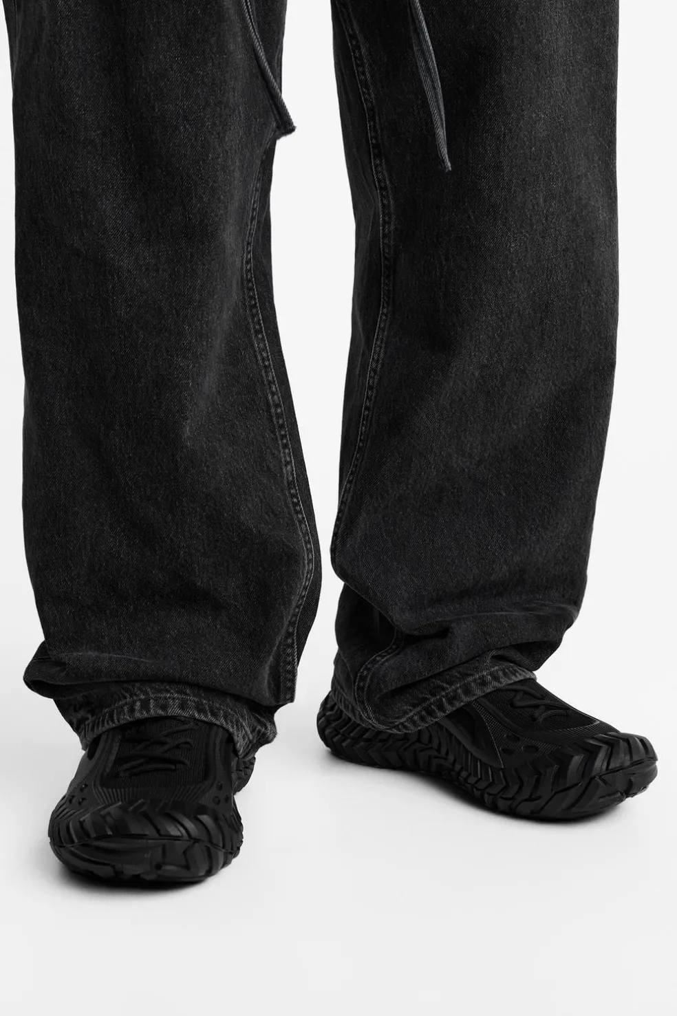 ZARA Desportivos|Sapatos^SAPATILHA COM SOLA TEXTURIZADA Preto