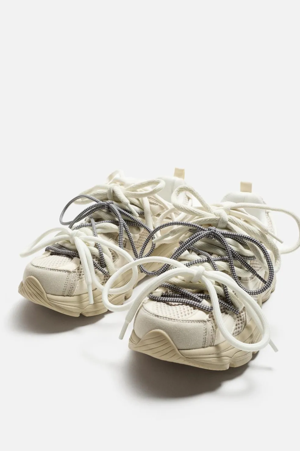 ZARA Desportivos|Sapatos^SAPATILHA COM VÁRIOS ILHÓS Branco-osso