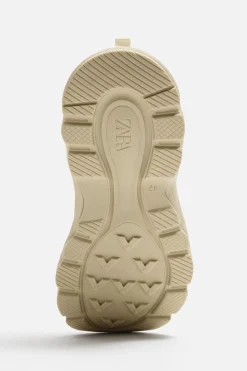 ZARA Desportivos|Sapatos^SAPATILHA COM VÁRIOS ILHÓS Branco-osso