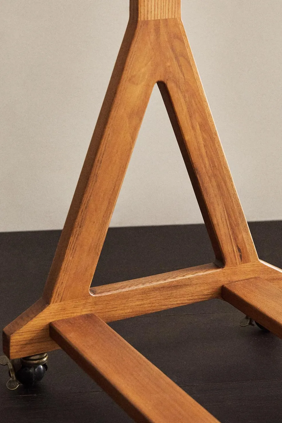 ZARA Móveis|Móveis^SUPORTE DE ROUPA DE MADEIRA DE FREIXO Castanho