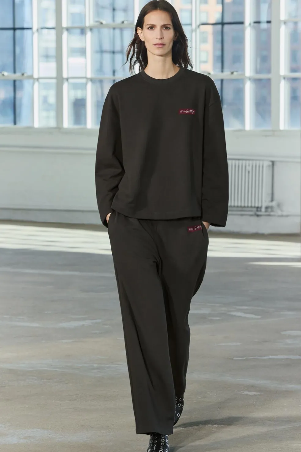 ZARA Winter Layersnew|Sweatshirts / Joggers^SWEATSHIRT DE FELPA COM ETIQUETA Castanho-escuro