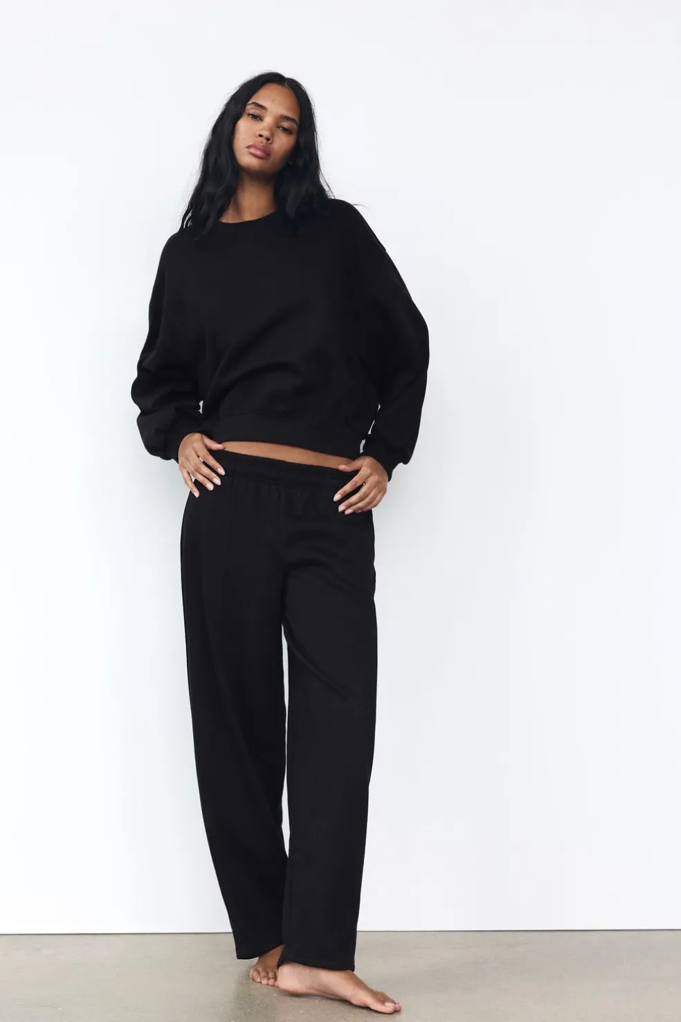 ZARA Winter Layersnew|Sweatshirts / Joggers^SWEATSHIRT EM FELPA BÁSICA Preto