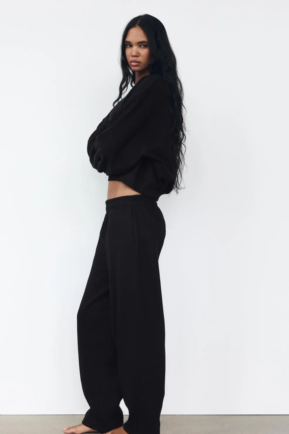 ZARA Winter Layersnew|Sweatshirts / Joggers^SWEATSHIRT EM FELPA BÁSICA Preto