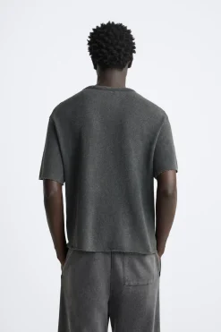 ZARA Camisola / Casacos|T-Shirts^T-SHIRT DE MALHA COM ESTAMPADO EM RELEVO Cinzento-antracite