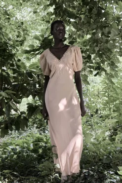 ZARA Vestidos|Lingerie^VESTIDO COM BORDADOS E MANGA ABALONADA Rosa-pálido