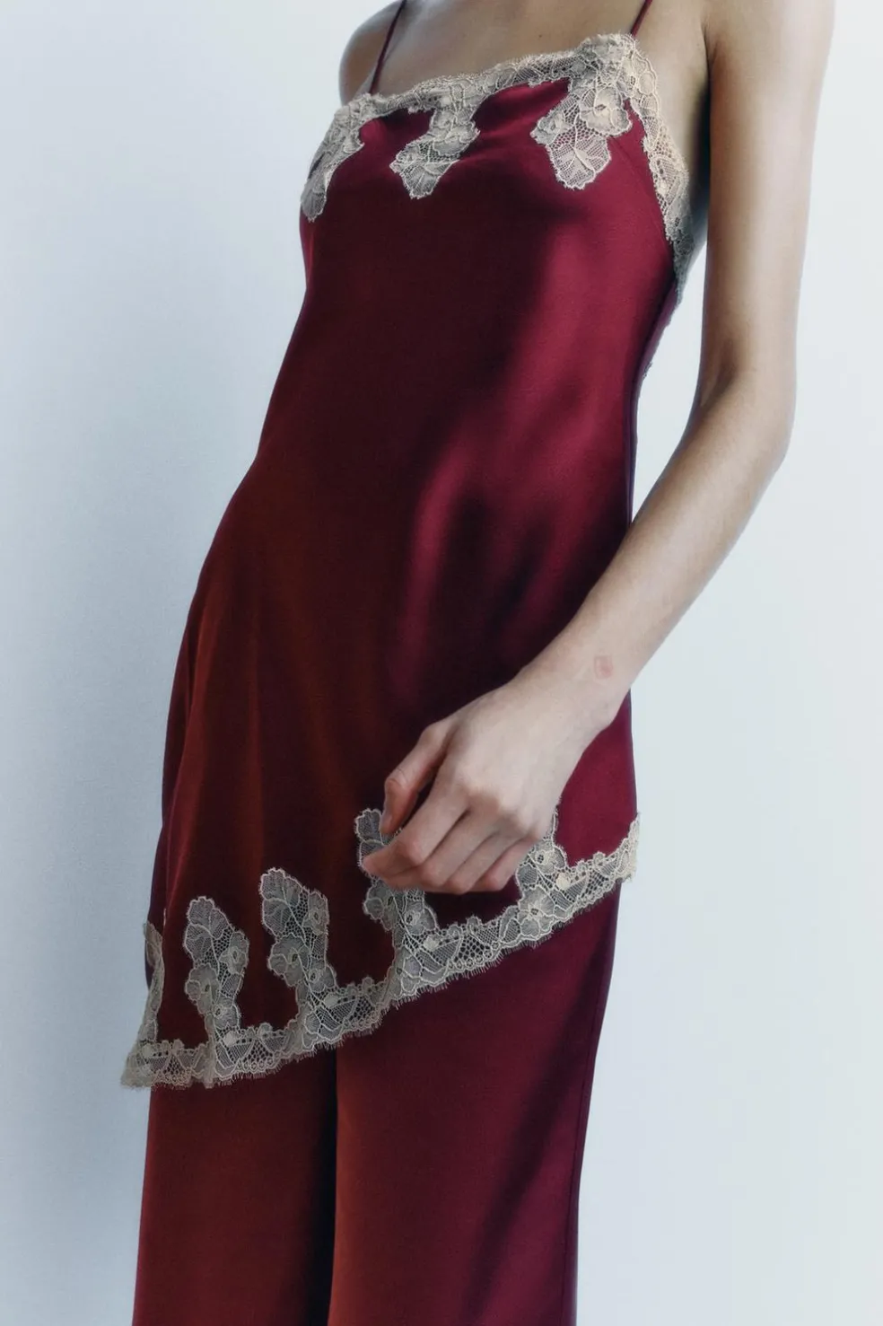 ZARA Vestidos|Lingerie^VESTIDO RENDADO ACETINADO Grená