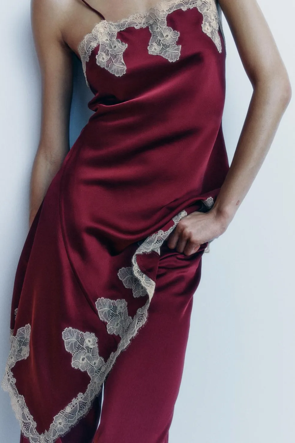ZARA Vestidos|Lingerie^VESTIDO RENDADO ACETINADO Grená